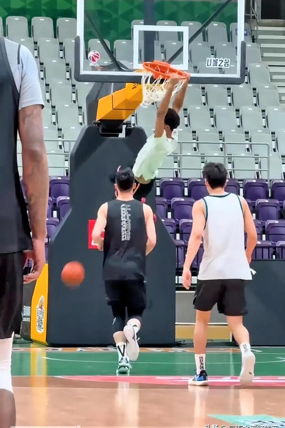 NBA球队集体备战大比赛，精神饱满士气高昂的简单介绍